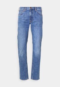 Jeans de mezclilla azul claro con corte recto. Diseño de cinco bolsillos con costuras visibles y cierre de botón en la cintura.