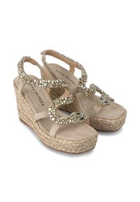 Sandali con zeppa beige con una piattaforma texturizzata e cinghie decorative scintillanti. Presentano una soletta imbottita e una suola in corda naturale.