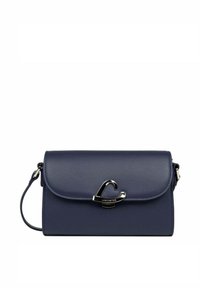 Sac à main en cuir bleu marine avec une finition texturée, fermeture à rabat et un fermoir en argent en forme de cœur. Comprend une bandoulière amovible.