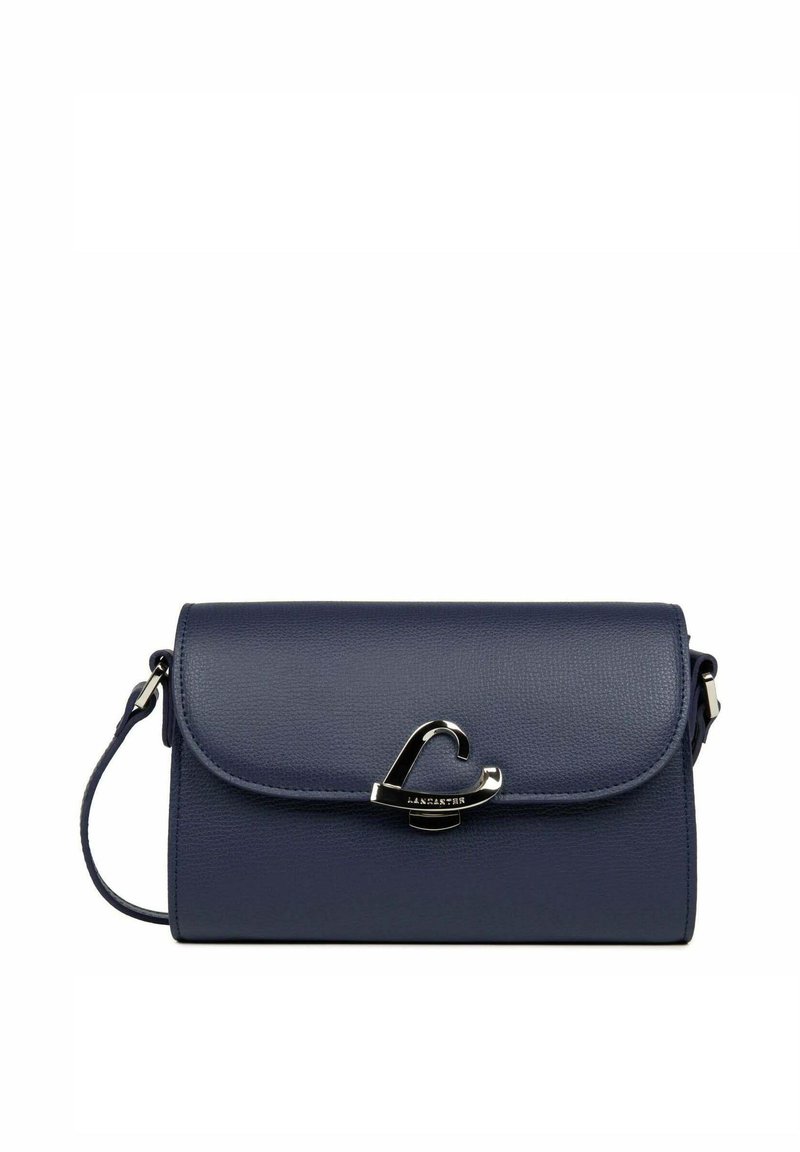 Sac à main en cuir bleu marine avec une finition texturée, fermeture à rabat et un fermoir en argent en forme de cœur. Comprend une bandoulière amovible.