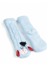Calzini blu lavorati a maglia con un motivo in rilievo a trecce, design di volto di animale con caratteristiche ricamate, orecchie rosse e un ciuffo di filo nero in cima.