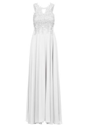 Witte, vloerlange jurk met kantdetails bij de buste, voorzien van een sleutelgatuitsnijding en dunne bandjes. Gladde textuur en vlot vallende stof.