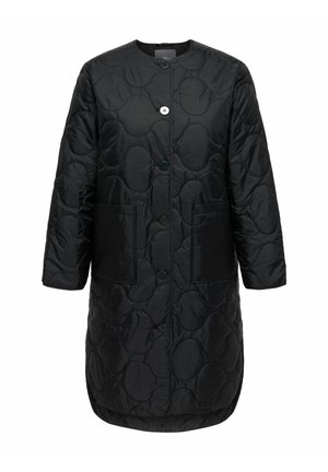 Črni prešit plašč z okroglim izrezom, gumbi spredaj in dvema velikima žepoma. Teksturiran vzorec z gladkim zaključkom in dolgimi rokavi.