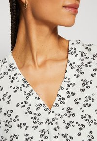 Esprit V NECK - T-shirt con stampa - off white