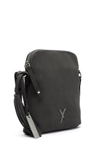 Grå perforeret læder crossbody-taske med lynlås, justerbar rem og en dekorativ frynse. Har et subtilt logo.