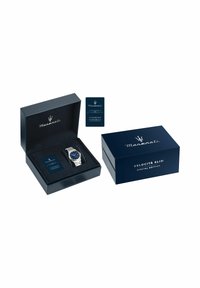 Orologio Maserati Velocità Slim in una scatola di presentazione blu. Cinturino in acciaio inossidabile argentato, quadrante blu e carta di autenticità inclusa.