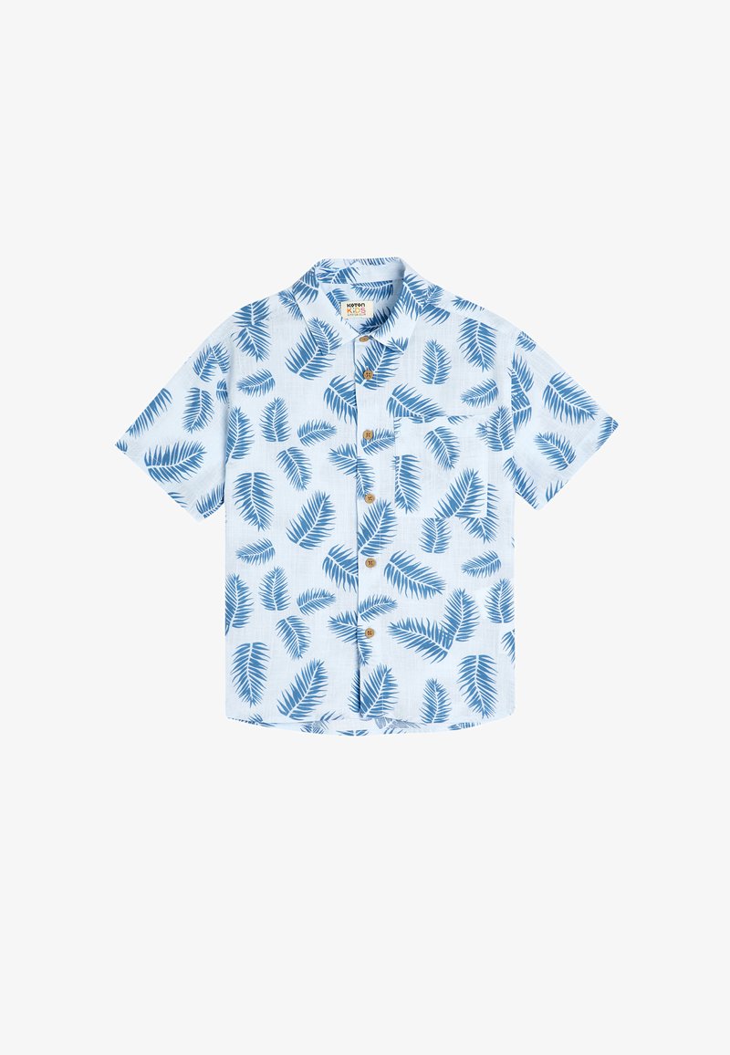 Korte mouw knoopshirt van lichtblauwe stof met een bladpatroon in donkerder blauw; heeft houten knopen en een borstzak.