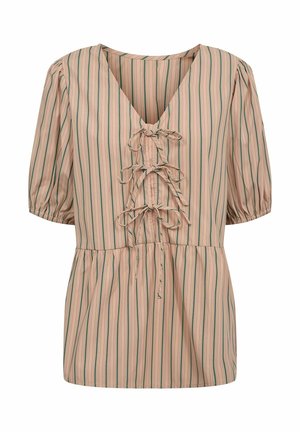 Blusa color melocotón con rayas verdes verticales, escote en V y mangas cortas abullonadas. Presenta un detalle frontal de cordones y cintura fruncida para un ajuste relajado.