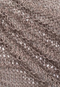 Braun gehäkelter Stoff mit einer strukturierten, offenen Webart und einem sanften Glanz. Das Muster besteht aus miteinander verwobenen Schlaufen und feinen Details.