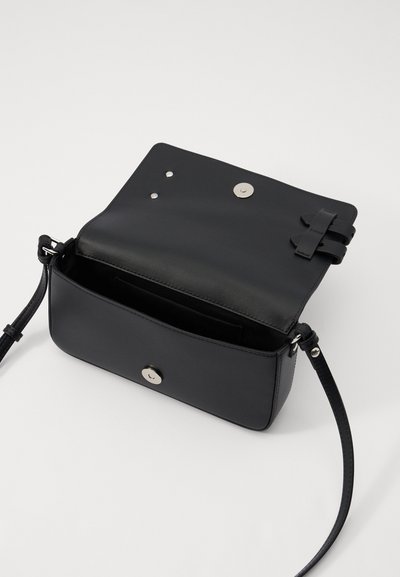 Borsa a tracolla nera in pelle con forma piatta, hardware argentato, chiusura frontale e tasca interna. Presenta una tracolla intrecciata per la regolazione.