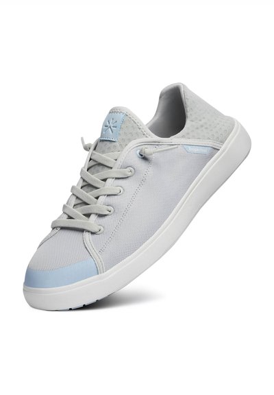 Baskets décontractées gris clair et bleu avec lacets, semelle blanche et talon en mesh respirant, inclinées pour montrer les détails latéraux et avant.