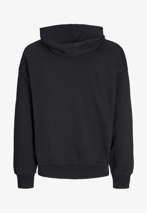 Črna jopa s kapuco z dolgimi rokavi, rebrastimi zapestniki in spodnjim robom, prikazana od zadaj, s šivano kapuco brez vidnih oblikovnih elementov.