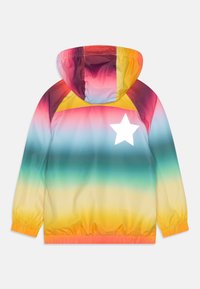 Flerfarget hettejakke med ombre mønster, med gule, oransje, grønne og rosa nyanser. Iøynefallende hvit stjerne logo på baksiden.