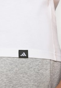 adidas Sportswear Nyomott mintás póló - white