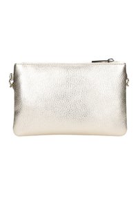 Metaliczna srebrna kopertówka z teksturowanej skóry, z zamknięciem na zamek błyskawiczny i małym odczepianym paskiem. Prostokątny kształt, gładkie wykończenie.