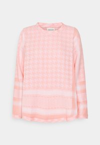 Jasnoróżowa bluzka z długim rękawem, ozdobiona wzorem w pied-à-terre oraz zygzakami, okrągły dekolt, lekko luźny krój i gładka tekstura.