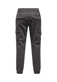 Pantalones cargo en mezcla de algodón gris oscuro, con puños elásticos, bolsillos traseros y bolsillos laterales cargo. Textura lisa con costuras reforzadas.