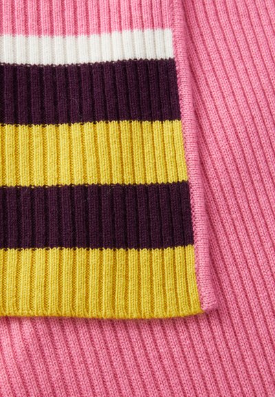 Ribbet strikstof i pink med kontrasterende, kraftige striber i dyb lilla og gul. Struktureret overflade med varierede bredder i striberne.