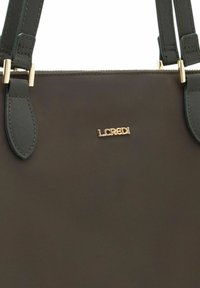 Borsa a mano sintetica marrone con una texture liscia, manici corti, accessori in tonalità oro e logo "LCREDI" impresso sulla parte anteriore.