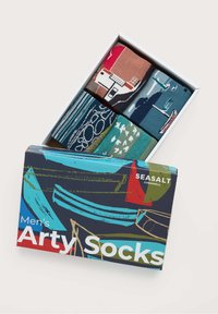 Herres Arty Sokkernes gaveæske indeholder seks par farverige sokker med forskellige mønstre. Æskens design har livlige blå og røde accenter.