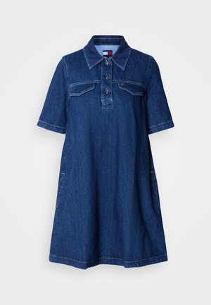 Vestido corto de mezclilla azul oscuro con cuello, tapeta frontal con botones, bolsillos en el pecho y bolsillos laterales.