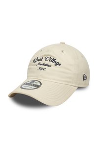 Beige baseballcap med brodert "West Village Manhattan N.Y.C." i marineblå. Har justerbar rem og buet skjerm.