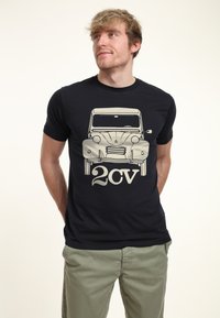 Černé tričko s bežovým vintage grafickým vyobrazením automobilu a textem "2cv" pod ním; bavlněná látka, krátké rukávy, přiléhavý střih.