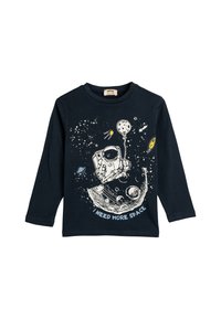 T-shirt z długim rękawem w kolorze granatowym, z rysunkowym astronautą, planetami oraz napisem "POTRZEBUJĘ WIĘCEJ PRZESTRZENI" w białym i jasnoniebieskim kolorze.