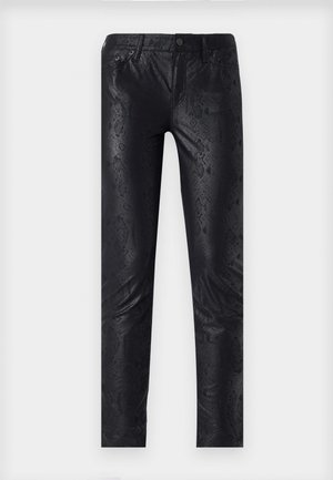 Schwarze Kunstlederhosen mit Schlangenledermuster, schlankem Schnitt und klassischer Fünf-Taschen-Optik mit Knopfverschluss.