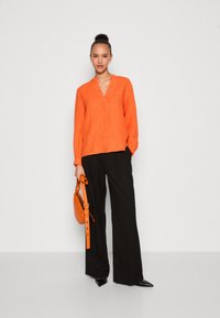 Marc O'Polo BLOUSE STAND UP COLLAR WITH V-NECK LONG SLEEVE - Tunika - fruity orange