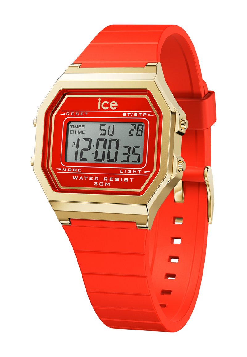 Reloj digital con una correa de goma roja, caja hexagonal en tono dorado, pantalla rectangular y texto negro que muestra la hora, la fecha y la configuración del modo.