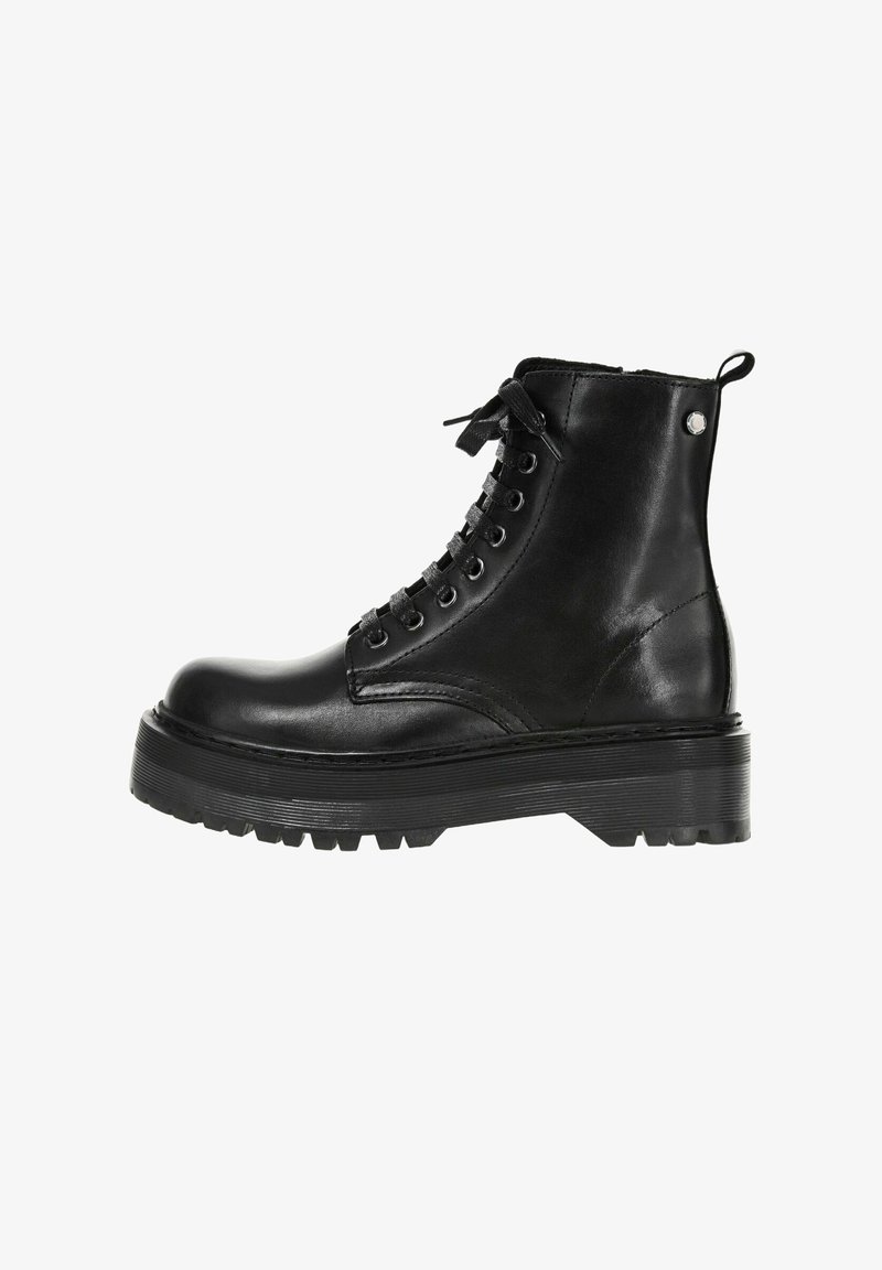 Czarne skórzane botki za kostkę z okrągłym noskiem, grubą gumową podeszwą, sznurowanym przodem i metalowymi detalami z boku. Teksturowane wykończenie.