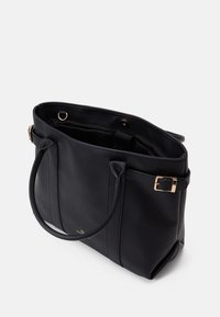 Schwarze Leder-Tote mit goldfarbener Hardware. Verfügt über ein geräumiges Innenfach und zwei Griffe. Glatte Textur, strukturierte Form, offenes Oberteil.