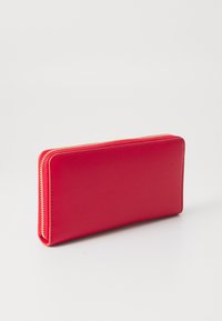Rød læderpung med gylden lynlås, rektangulær form, glat overflade og minimalistisk design. Har ingen yderligere mønstre eller dekorationer.