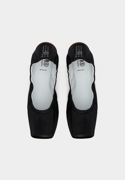 Μαύρα δερμάτινα μπαλαρίνα παπούτσια με τετράγωνη μύτη, με πιεσμένα άκρα και λευκές εσωτερικές σόλες, με ετικέτα «Κατασκευασμένα στην Ιταλία» και μέγεθος 16.