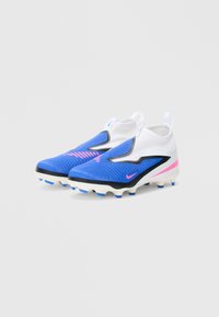 Μπλε και λευκά ποδοσφαιρικά παπούτσια με κομψό σχέδιο, υφασμένη επάνω επιφάνεια, ροζ λεπτομέρειες και μαύρες αποχρώσεις με καλουπωμένες τάπες στη σόλα.