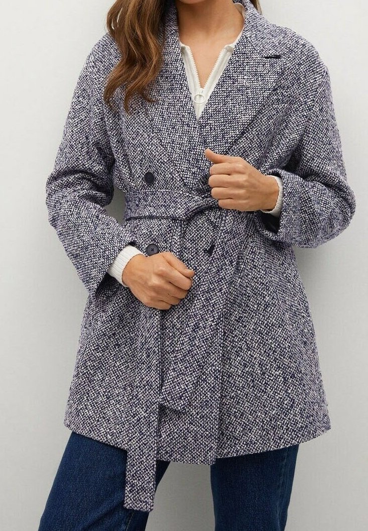 Cappotto a scacchi navy e bianco con vita regolabile, caratterizzato da un design doppiopetto e grandi bottoni frontali.