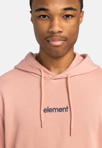 Felpa rosa chiaro realizzata in tessuto morbido, con tasca a marsupio, cordini e un logo "element" blu navy sul petto.
