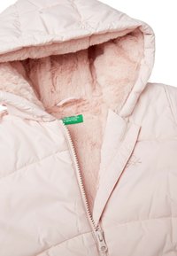 Světle růžová péřová bunda s měkkou podšívkou v kapuci. Má zipové zapínání a vyšívané logo na vnějším povrchu.