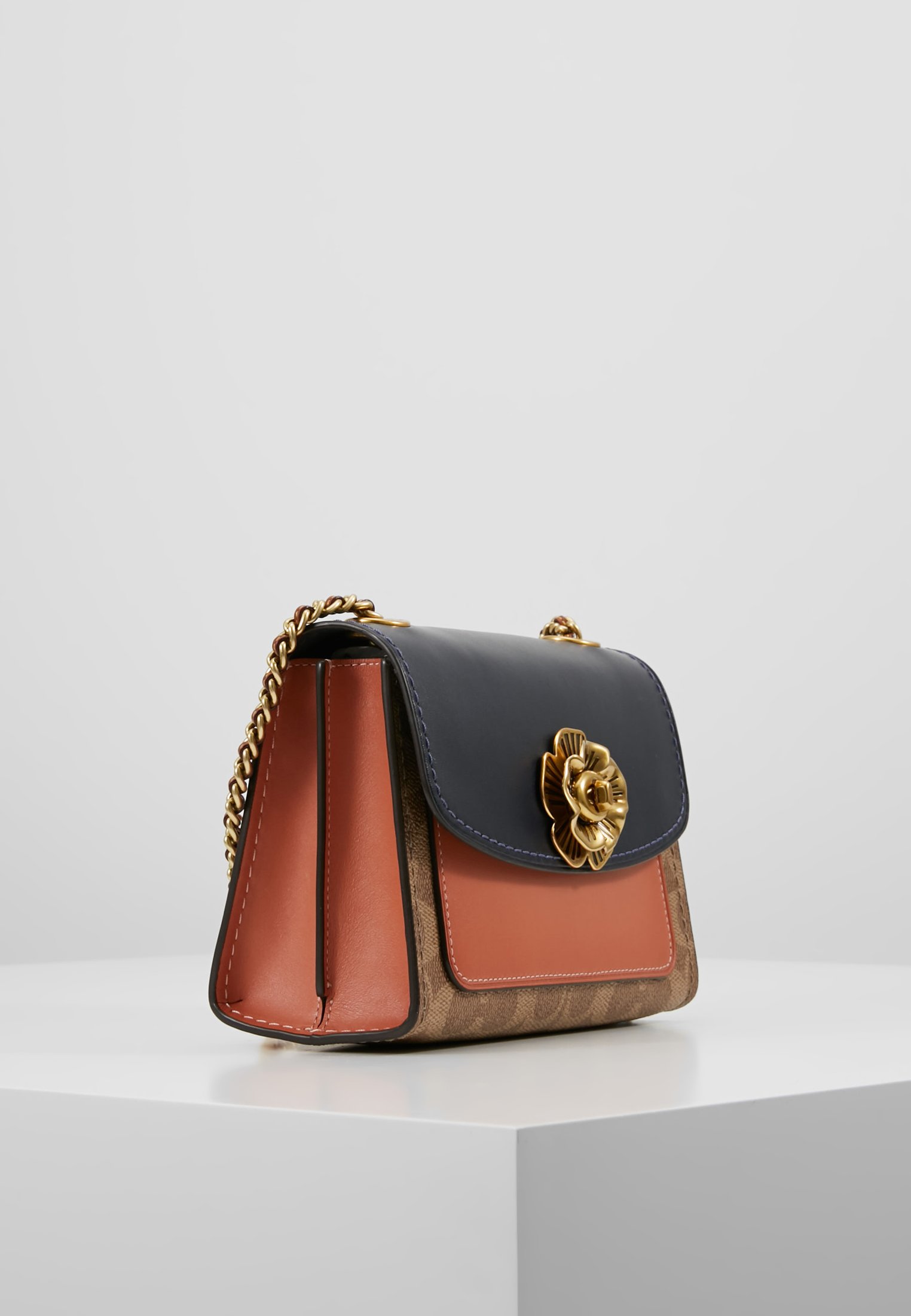 Coach SIGNATURE COLORBLOCK Skulderveske tan inklight Coach SIGNATURE COLORBLOCK Skulderveske tan inklight