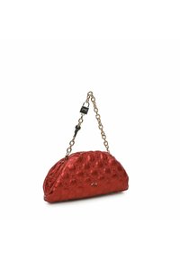 Sac à main matelassé rouge en forme de demi-lune, texture satinée brillante, bandoulière en chaîne dorée et petit détail de logo sur le devant.