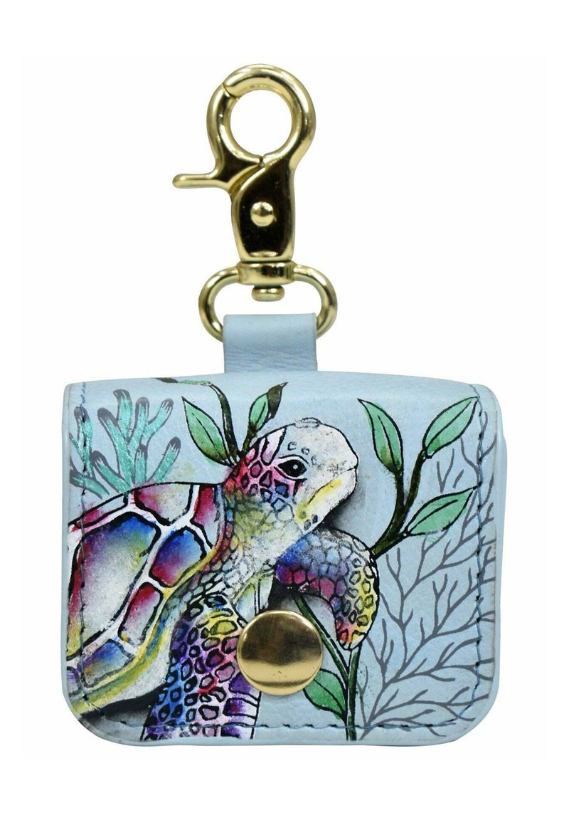 Blauwe leren sleutelhanger portemonnee met een schildpadillustratie, gouden hardware en groene bladvormen. Textuur oppervlak met levendige kleuren.