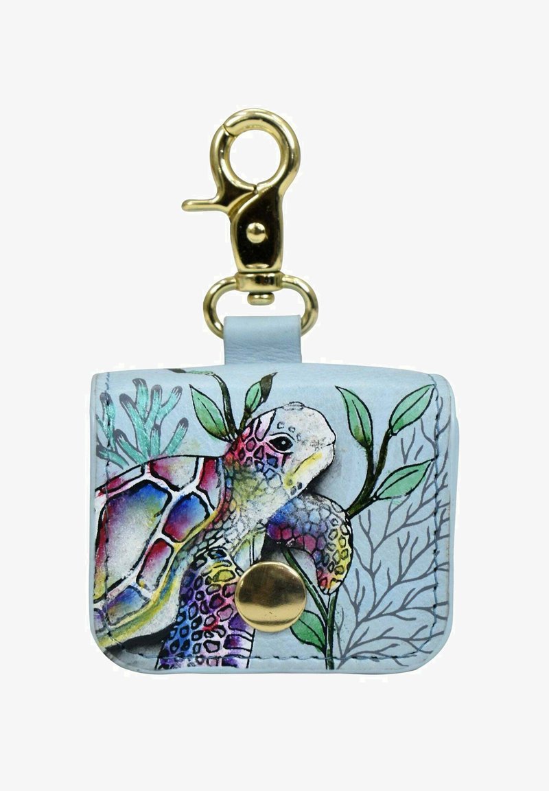 Blauwe leren sleutelhanger portemonnee met een schildpadillustratie, gouden hardware en groene bladvormen. Textuur oppervlak met levendige kleuren.