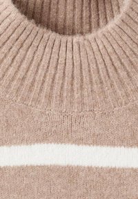 Maglione a maglia con collo alto a coste beige e corpo con una striscia orizzontale bianca a contrasto. Tessuto morbido, spessore medio.