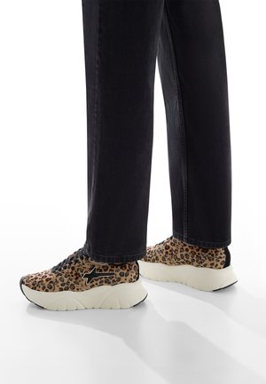 Le scarpe da ginnastica con stampa leopardata presentano un sistema di allacciatura nero, una soletta di colore crema e un tessuto strutturato. Indossate con jeans neri a gamba dritta.