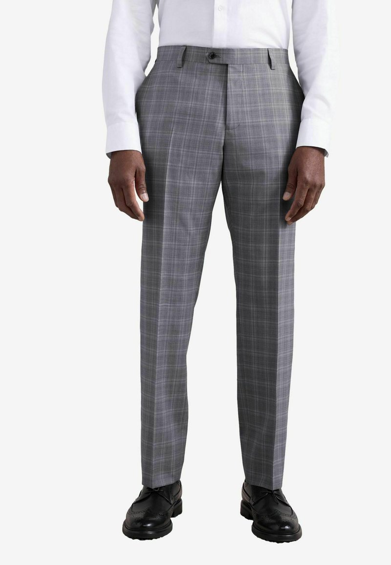 Pantalons à carreaux gris en tissu à texture lisse. Présentent une taille plate, des passants de ceinture et une fermeture à bouton unique à l'avant.
