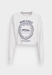 Grijze cropped sweatshirt met lange mouwen, voorzien van een ronde marineblauwe print met tekst. De stof lijkt zacht en gestructureerd.