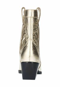 Bottines métalliques dorées avec des coutures délicates, talon bloc bas et une languette à l'arrière. Texture lisse et design à bout pointu.