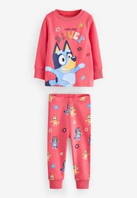 Röd långärmad pyjamaströja med Bluey-motiv och blommiga detaljer, tillsammans med matchande röda byxor som har Bluey-karaktärer och blommor.