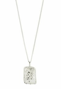Collar de cadena de plata con un colgante rectangular que presenta un diseño en relieve y un acabado pulido. El colgante cuelga de una delgada cadena de eslabones.